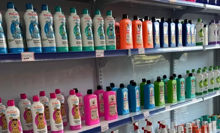 Prateleira de shampoos e produtos de higiene para pet